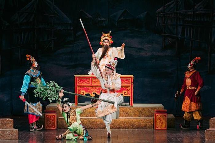 Những động tác mạnh, giàu tính tạo hình tạo nên cao trào của vở diễn, đồng thời cho thấy tiềm năng của sân khấu truyền thống trong việc tạo ra những trải nghiệm thị giác hấp dẫn cho khán giả đương đại. Ảnh: Phạm Tuấn Anh - TTXVN