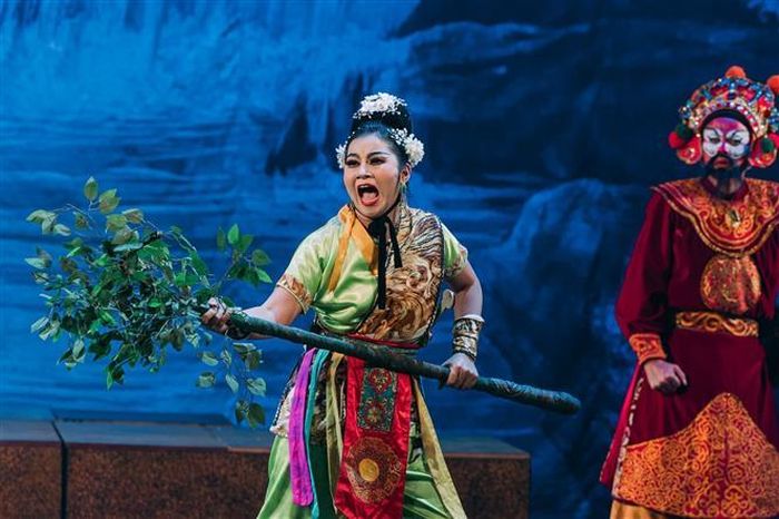 Nhân vật Mộc Quế Anh với đạo cụ sân khấu đặc trưng. Ảnh: Phạm Tuấn Anh - TTXVN