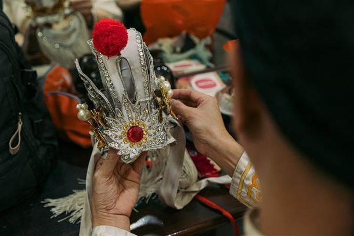 Chiếc mão được chuẩn bị trước giờ biểu diễn với nhiều chi tiết trang trí cầu kỳ. Ảnh: Phạm Tuấn Anh - TTXVN