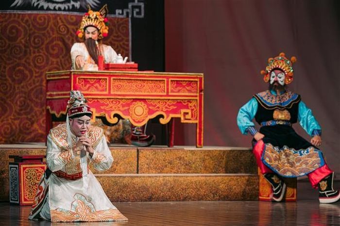 Một lớp diễn trong “Mộc Quế Anh dâng cây”, nơi diễn xuất, hóa trang, phục trang và động tác ước lệ cùng tạo nên ngôn ngữ đặc trưng của sân khấu Tuồng. Ảnh: Phạm Tuấn Anh - TTXVN