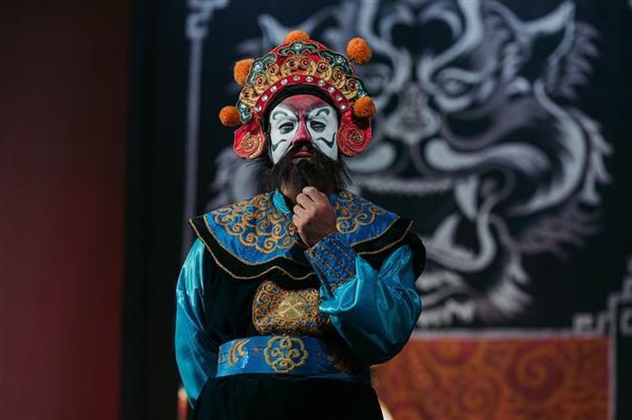 Tạo hình nhân vật với những mảng màu mạnh và đường nét đặc trưng tạo nên sức hút thị giác của Tuồng, đặc biệt đối với những khán giả lần đầu tiếp cận sân khấu truyền thống Việt Nam. Ảnh: Phạm Tuấn Anh - TTXVN