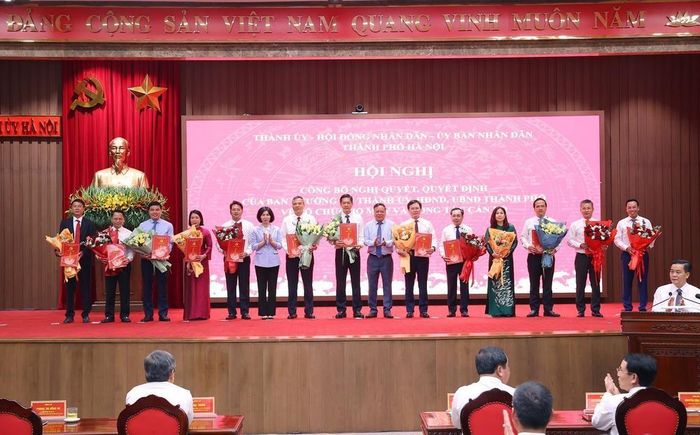 Chủ tịch HĐND thành phố Hà Nội Phùng Thị Hồng Hà và Phó Bí thư Thành ủy Hà Nội Nguyễn Văn Phong trao các quyết định của Ban Thường vụ Thành ủy Hà Nội cho các đồng chí. Ảnh: Văn Điệp – TTXVN