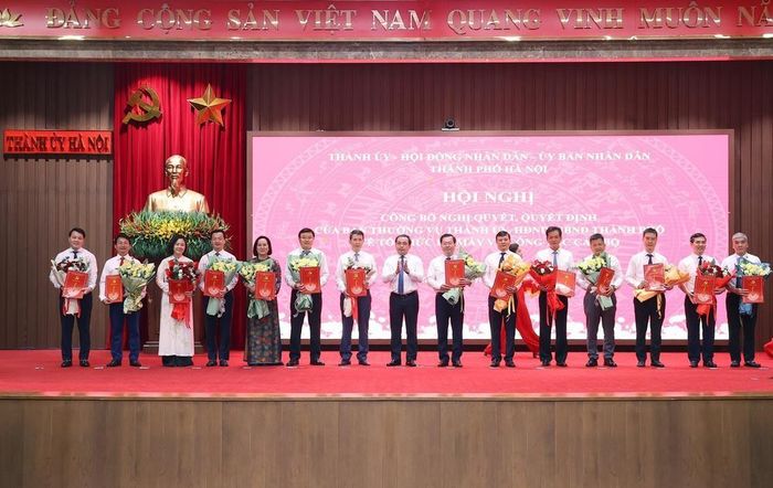 Bí thư Thành ủy Hà Nội Trần Đức Thắng trao các quyết định của Ban Thường vụ Thành ủy Hà Nội cho các đồng chí. Ảnh: Văn Điệp – TTXVN