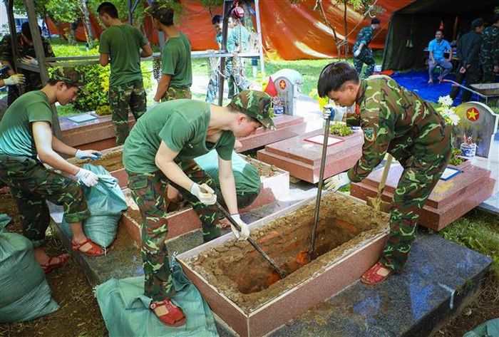 Cán bộ, chiến sĩ khai quật mộ liệt sĩ phục vụ công tác giám định ADN tại Nghĩa trang Liệt sĩ Quốc gia A1. Ảnh: Xuân Tư - TTXVN