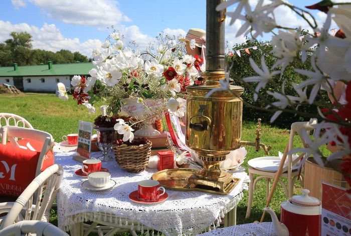 Bàn trà với ấm Samovar truyền thống của vùng Tula, quê hương Đại văn hào Nga Lev Tolstoi