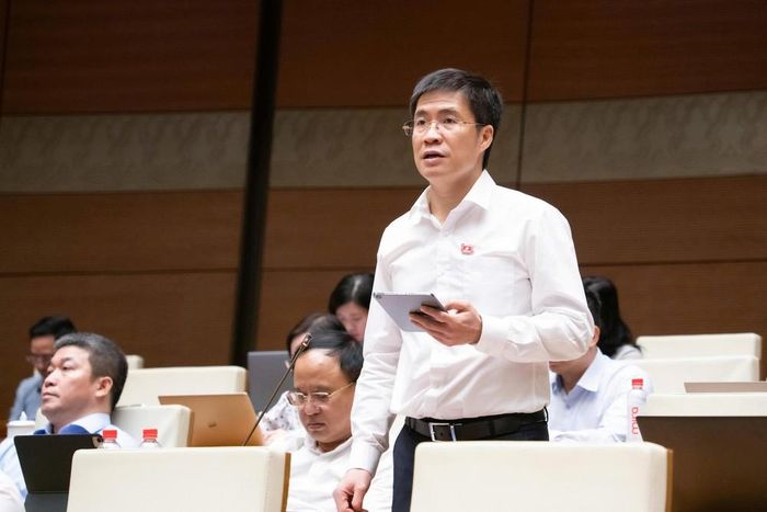 Đại biểu Hoàng Minh Hiếu, Đoàn ĐBQH tỉnh Nghệ An nói cần hành lang pháp lý rõ ràng đối với văn học mạng. Ảnh: VPQH
