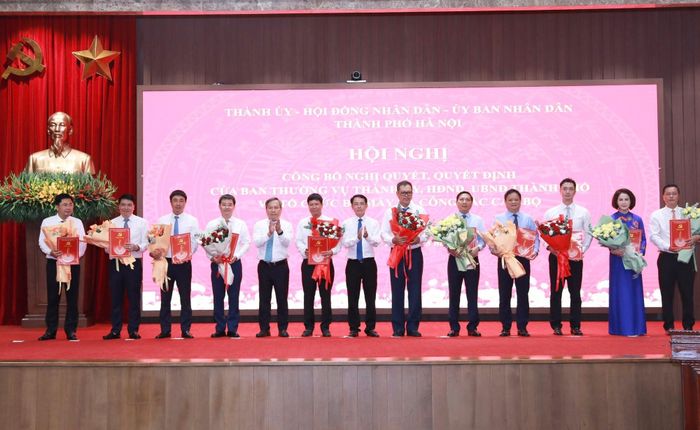 Phó Bí thư Thường trực Thành ủy Hà Nội Nguyễn Trọng Đông; Phó Bí thư Thành ủy, Chủ tịch UBND thành phố Hà Nội Vũ Đại Thắng trao các quyết định về công tác cán bộ.