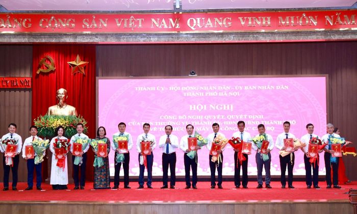 Bí thư Thành ủy Hà Nội Trần Đức Thắng trao các Quyết định của Ban Thường vụ Thành ủy và UBND thành phố Hà Nội cho các đồng chí nhận nhiệm vụ mới.