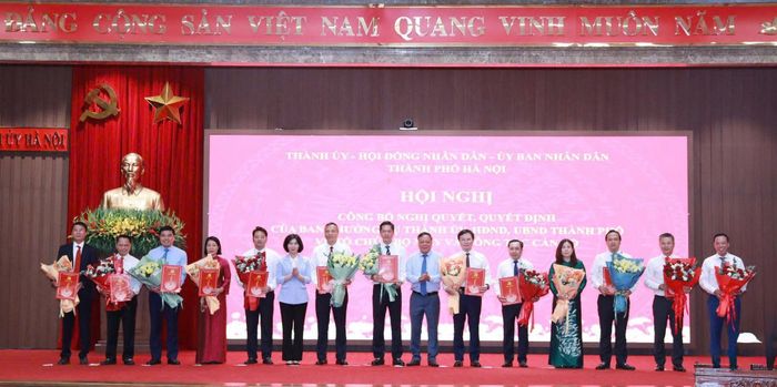 Phó Bí thư Thành ủy, Chủ tịch HĐND thành phố Hà Nội Phùng Thị Hồng Hà; Phó Bí thư Thành ủy Hà Nội Nguyễn Văn Phong trao các quyết định về công tác cán bộ.