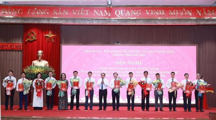 Bí thư Thành ủy Hà Nội Trần Đức Thắng trao các Quyết định của Ban Thường vụ Thành ủy và UBND thành phố Hà Nội cho các đồng chí nhận nhiệm vụ mới. Ảnh Thành Thái