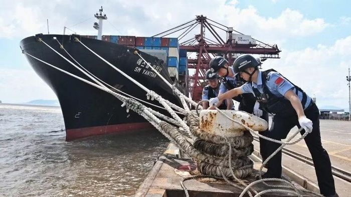 Lực lượng chức năng tỉnh Chiết Giang, Trung Quốc hỗ trợ neo đậu tàu thuyền tránh bão. (Ảnh: TÂN HOA XÃ)