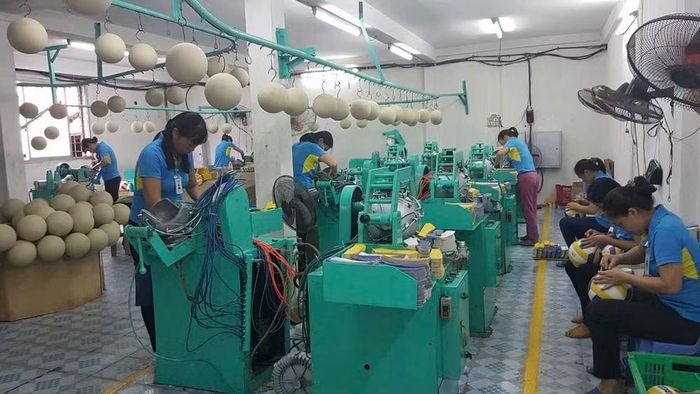 Dây chuyền sản xuất bóng thi đấu đòi hỏi kỹ năng nghề đặc thù tại Công ty cổ phần Tập đoàn thể thao Động Lực. (Ảnh: THU THÚY)