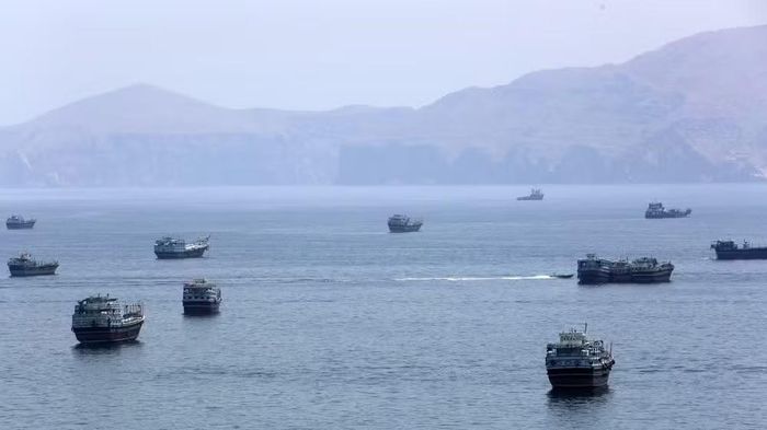 Tàu thuyền di chuyển trên Eo biển Hormuz, gần thị trấn Khasab, miền bắc Oman ngày 20/6/2026. (Ảnh: IRNA, THX/TTXVN)
