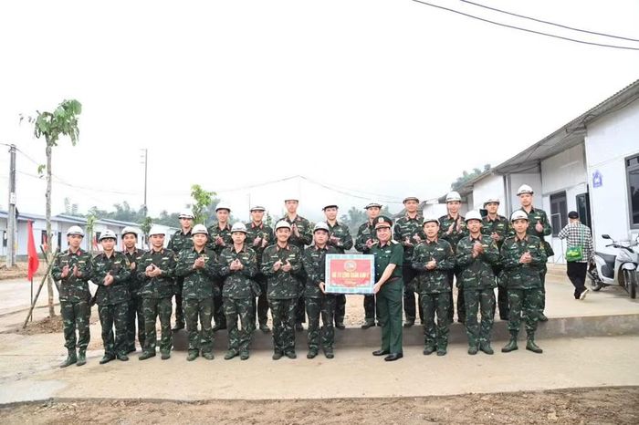 Lãnh đạo Quân khu 2 thăm, tặng quà động viên cán bộ, chiến sĩ Bộ Chỉ huy quân sự tỉnh Lai Châu xây nhà giúp dân vùng lũ. (Ảnh: HOÀNG TRUNG)