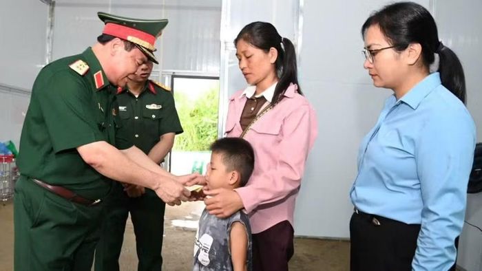 Lãnh đạo Quân khu 2 thăm, tặng quà, động viên các hộ gia đình có người thân thiệt mạng do mưa lũ. (Ảnh: HOÀNG TRUNG)