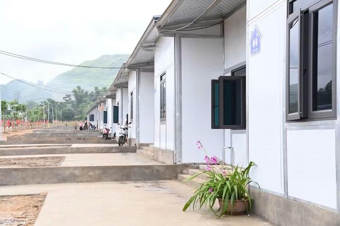 24 căn nhà khang trang, kiên cố sẽ là nơi an cư cho đồng bào Mường Than. (Ảnh: HOÀNG TRUNG)