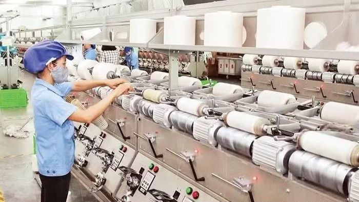 Sản xuất các sản phẩm dệt nhuộm tại Công ty trách nhiệm hữu hạn Dệt nhuộm Jasan Việt Nam (vốn đầu tư Trung Quốc) tại Khu công nghiệp Phố Nối B, tỉnh Hưng Yên. (Ảnh: ÐĂNG DUY)