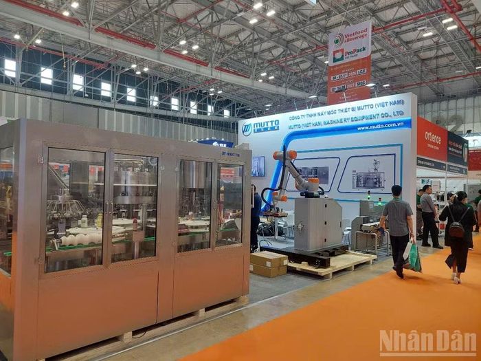 Các dây chuyền máy móc chế biến thực phẩm thế hệ mới ứng dụng tự động hóa được giới thiệu tại triển lãm. (Ảnh: Đỗ Bảo)