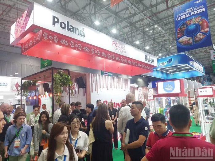 Không gian triển lãm luôn tấp nập khách tham quan chuyên ngành và các nhà mua hàng trong nước, quốc tế trong suốt 3 ngày diễn ra sự kiện. (Ảnh: Đỗ Bảo)