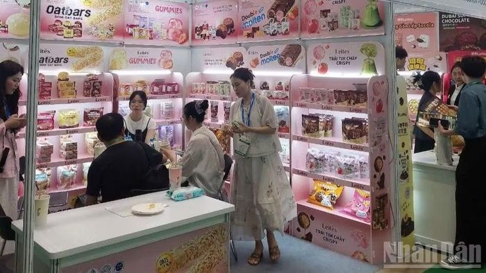 Khu gian hàng quốc tế đa dạng mang đến góc nhìn phong phú về xu hướng ẩm thực và công nghệ chế biến trên thế giới. (Ảnh: Đỗ Bảo)
