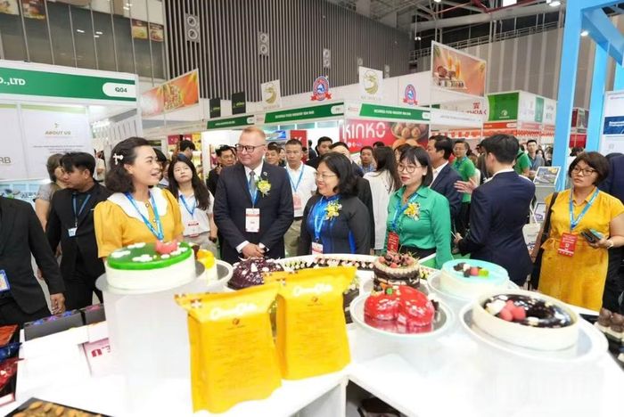 Lãnh đạo Thành phố Hồ Chí Minh cùng đại diện các sở, ngành tham quan không gian trưng bày các sản phẩm F&B chất lượng cao. (Ảnh: Đỗ Bảo)