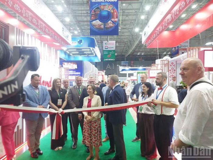 Nhiều thỏa thuận hợp tác thương mại và xúc tiến đầu tư giữa doanh nghiệp Việt Nam và các đối tác quốc tế đã được khai thông tại sự kiện. Ảnh (Đỗ Bảo)