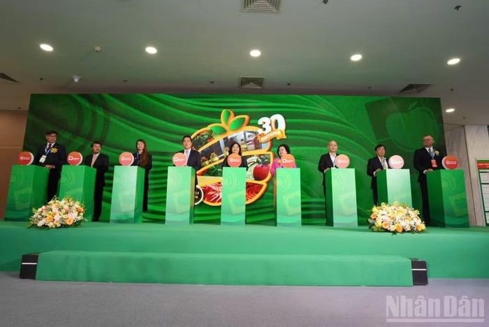 Lãnh đạo Hội đồng nhân dân Thành phố Hồ Chí Minh, đại diện Bộ Công thương (Công ty VINEXAD) cùng đại diện các Hiệp hội ngành hàng thực hiện nghi thức cắt băng khai mạc triển lãm sáng 6/8/2026. (Ảnh: Đỗ Bảo)