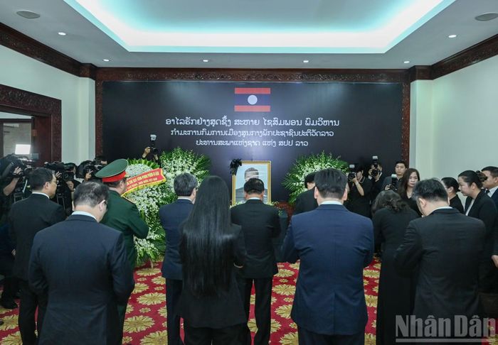Thường trực Ban Bí thư Trần Cẩm Tú và Đoàn đại biểu cấp cao Đảng, Nhà nước Việt Nam viếng Chủ tịch Quốc hội Lào Xaysomphone Phomvihane. (Ảnh: DUY LINH)