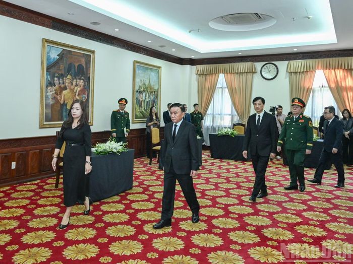 Thường trực Ban Bí thư Trần Cẩm Tú dẫn đầu Đoàn đại biểu cấp cao Đảng, Nhà nước Việt Nam đến viếng Chủ tịch Quốc hội Lào Xaysomphone Phomvihane. (Ảnh: DUY LINH)