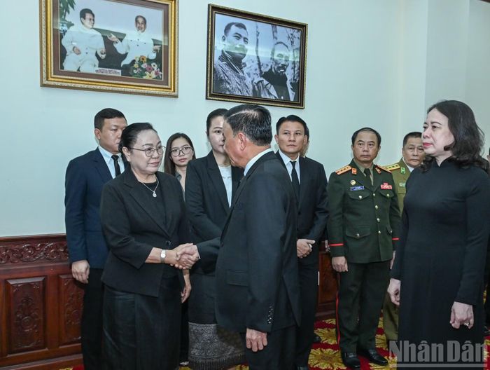 Thường trực Ban Bí thư Trần Cẩm Tú chia buồn với cán bộ Đại sứ quán Lào tại Việt Nam. (Ảnh: DUY LINH)