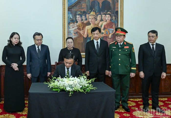 Thường trực Ban Bí thư Trần Cẩm Tú ghi sổ tang Chủ tịch Quốc hội Lào Xaysomphone Phomvihane. (Ảnh: DUY LINH)