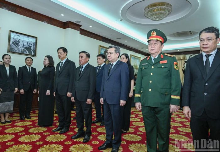 Thường trực Ban Bí thư Trần Cẩm Tú và Đoàn đại biểu cấp cao Đảng, Nhà nước Việt Nam viếng Chủ tịch Quốc hội Lào Xaysomphone Phomvihane. (Ảnh: DUY LINH)