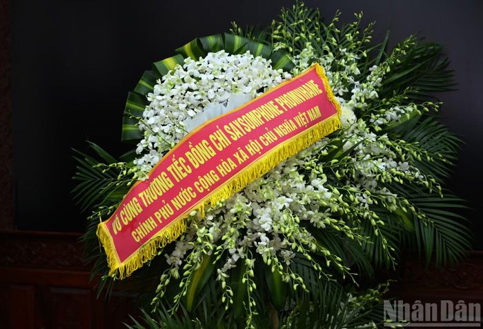 Vòng hoa của đoàn mang dòng chữ: "Vô cùng thương tiếc đồng chí Saysomphone Phomvihane".