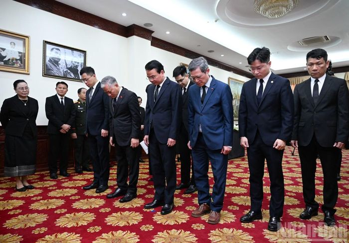  Tiếp đó, đoàn của Văn phòng Chính phủ do Bộ trưởng, Chủ nhiệm Văn phòng Chính phủ Đặng Xuân Phong dẫn đầu đã đến đặt vòng hoa, viếng đồng chí Saysomphone Phomvihane, Ủy viên Bộ Chính trị, Chủ tịch Quốc hội nước Cộng hòa Dân chủ Nhân dân Lào﻿. 
