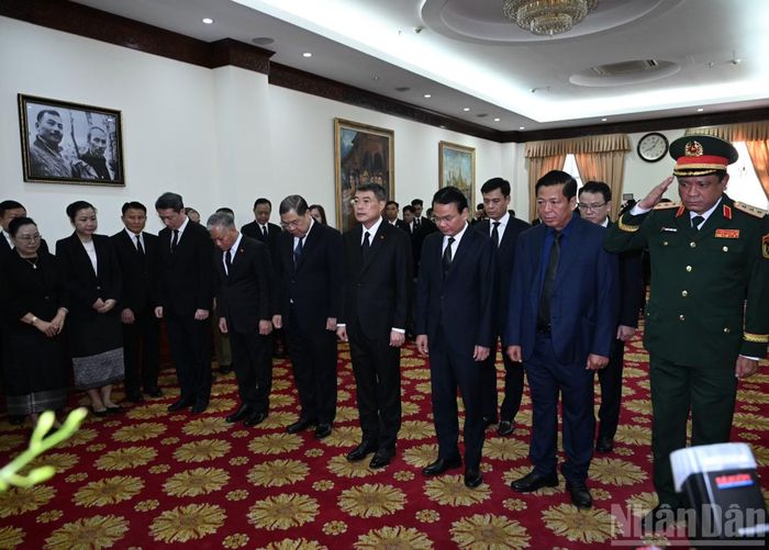 Thủ tướng Lê Minh Hưng và các thành viên trong đoàn đã dành một phút mặc niệm, tưởng nhớ đồng chí Saysomphone Phomvihane.