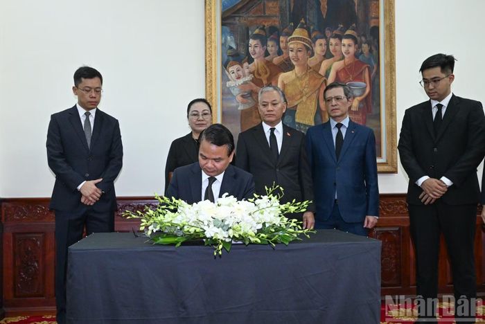 Bộ trưởng, Chủ nhiệm Văn phòng Chính phủ Đặng Xuân Phong ghi sổ tang, viếng Chủ tịch Quốc hội Lào Xaysomphone Phomvihane.
