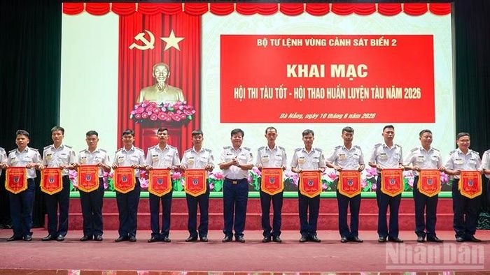 Thiếu tướng Trần Quang Tuấn, Tư lệnh Vùng Cảnh sát biển 2 trao cờ lưu niệm cho các đơn vị tham gia Hội thi-Hội thao.