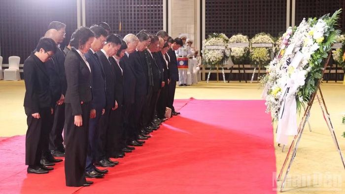 Đại sứ Nguyễn Minh Tâm và đoàn đại biểu đặt vòng hoa, dành một phút tưởng niệm cố Chủ tịch Quốc hội Lào Saysomphone Phomvihane. Ảnh: Duy Toàn