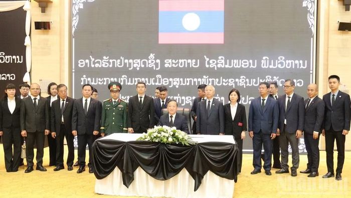 Đại sứ Nguyễn Minh Tâm ghi sổ tang tại Lễ viếng. Ảnh: Duy Toàn