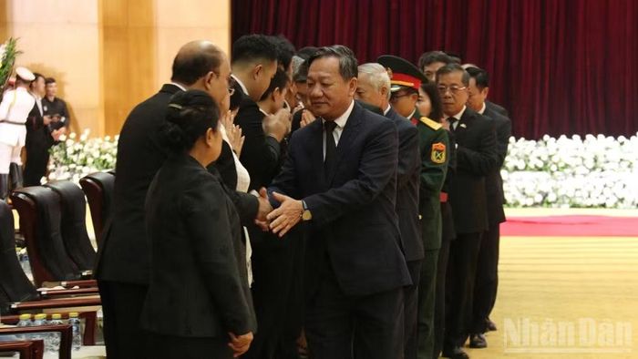 Đại sứ Nguyễn Minh Tâm chia buồn với Đảng, Nhà nước và nhân dân các dân tộc Lào anh em và gia quyến đồng chí Saysomphone Phomvihane. Ảnh: Duy Toàn