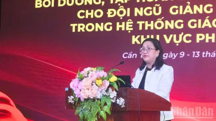 Đồng chí Đinh Thị Mai, Phó Trưởng Ban Tuyên giáo Trung ương, Trưởng ban chỉ đạo hội nghị tập huấn phát biểu khai mạc. (Ảnh: VĂN ÚT)
