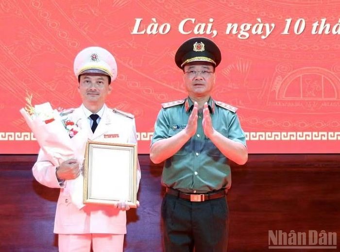 Thứ trưởng Phạm Thế Tùng trao Quyết định cho Đại tá Trịnh Khắc Cường. (Ảnh: CTV)