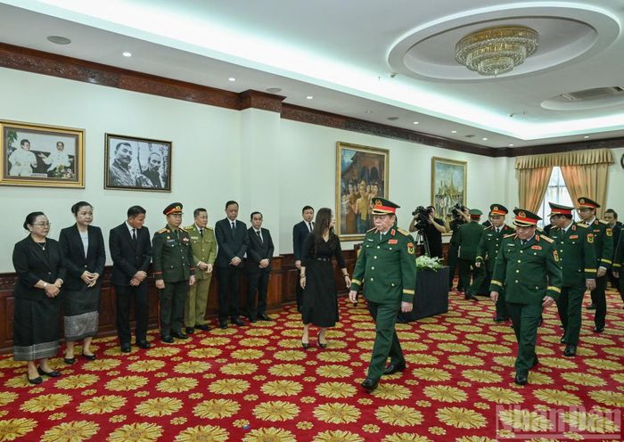 Đoàn đại biểu Quân ủy Trung ương-Bộ Quốc phòng do đồng chí Đại tướng Nguyễn Trọng Nghĩa, Ủy viên Bộ Chính trị, Bí thư Trung ương Đảng, Chủ nhiệm Tổng cục Chính trị Quân đội nhân dân Việt Nam dẫn đầu viếng Chủ tịch Quốc hội Lào Saysomphone Phomvihane.
