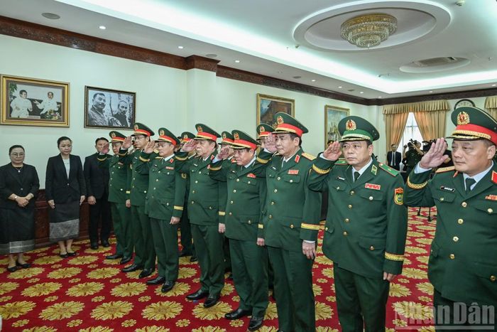 Đoàn đại biểu Quân ủy Trung ương-Bộ Quốc phòng viếng Chủ tịch Quốc hội Lào Saysomphone Phomvihane.
