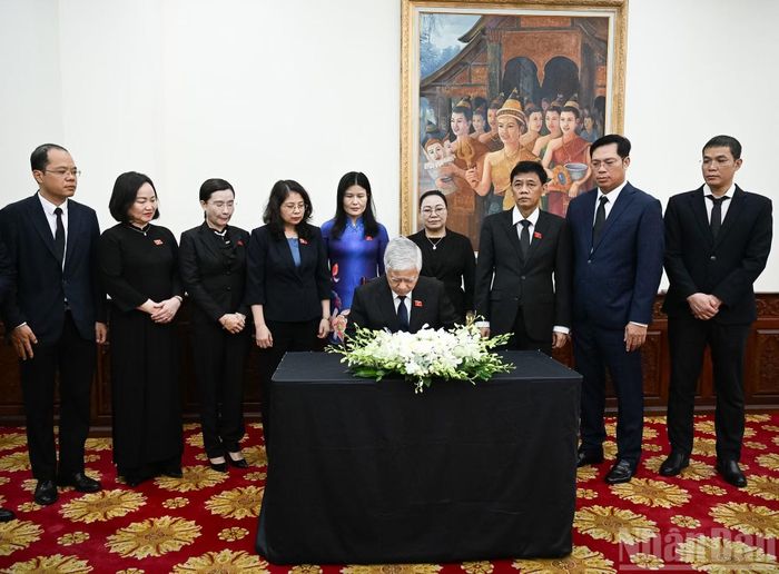 Đồng chí Đỗ Văn Chiến, Ủy viên Bộ Chính trị, Phó Chủ tịch Thường trực Quốc hội ghi sổ tang Chủ tịch Quốc hội Lào Saysomphone Phomvihane.