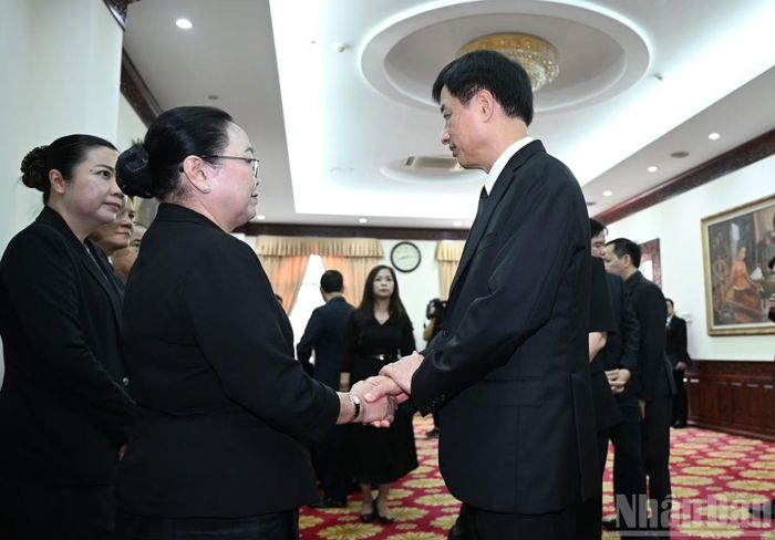 Đồng chí Nguyễn Duy Ngọc, Ủy viên Bộ Chính trị, Bí thư Trung ương Đảng, Trưởng Ban Tổ chức Trung ương chia buồn với Đại sứ Lào tại Việt Nam Khamphao Ernthavanh.