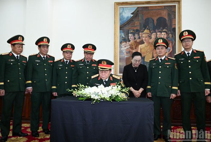 Đại tướng Nguyễn Trọng Nghĩa, Ủy viên Bộ Chính trị, Bí thư Trung ương Đảng, Chủ nhiệm Tổng cục Chính trị Quân đội nhân dân Việt Nam ghi sổ tang Chủ tịch Quốc hội Lào Saysomphone Phomvihane.