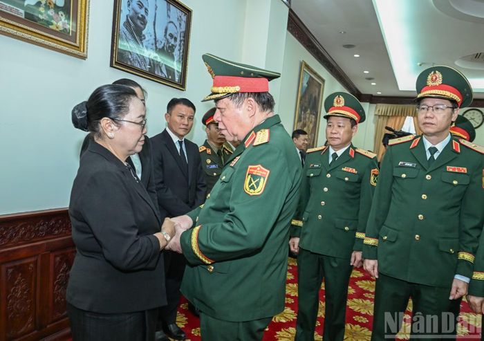 Đại tướng Nguyễn Trọng Nghĩa, Ủy viên Bộ Chính trị, Bí thư Trung ương Đảng, Chủ nhiệm Tổng cục Chính trị Quân đội nhân dân Việt Nam chia buồn với Đại sứ Lào tại Việt Nam Khamphao Ernthavanh.