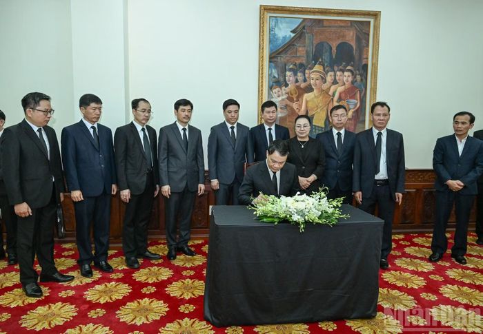 Đồng chí Đặng Khánh Toàn, Ủy viên Trung ương Đảng, Phó Chánh Văn phòng Trung ương ghi sổ tang Chủ tịch Quốc hội Lào Saysomphone Phomvihane.