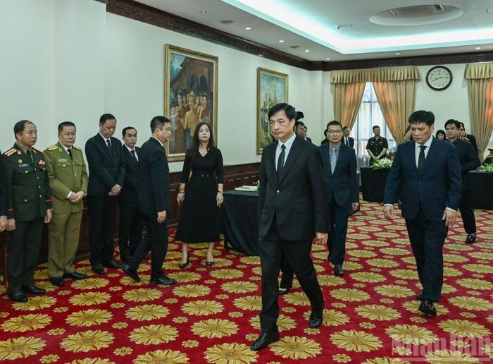 Đoàn Ban Tổ chức Trung ương do đồng chí Nguyễn Duy Ngọc, Ủy viên Bộ Chính trị, Bí thư Trung ương Đảng, Trưởng Ban Tổ chức Trung ương dẫn đầu đến viếng Chủ tịch Quốc hội Lào Saysomphone Phomvihane.